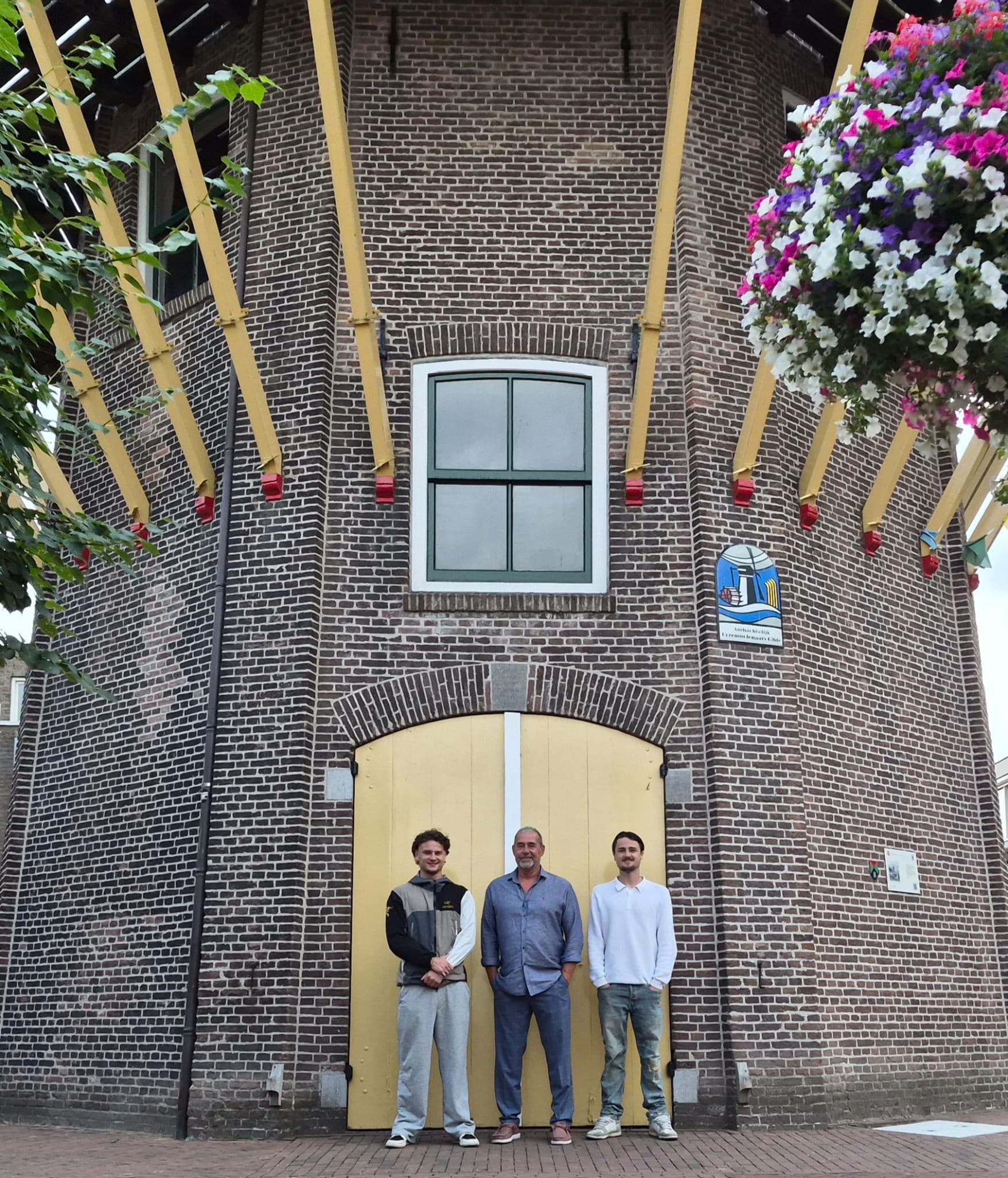 Vader en zonen van Puik Bouw voor een historische molen
