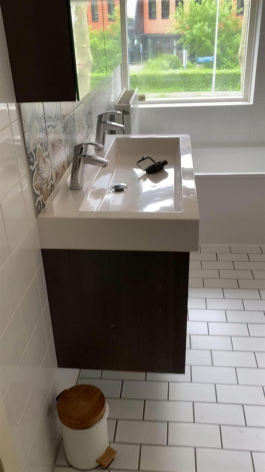 De gedateerde badkamer vóór de renovatie
